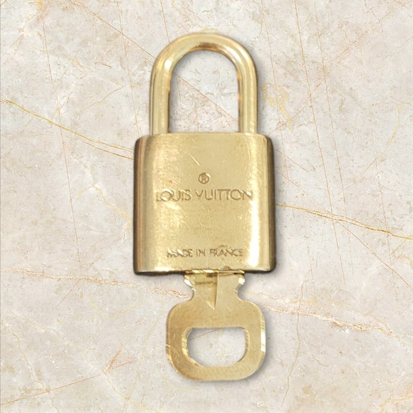 Louis Vuitton Lock and Key #309 Add a touch of luxury to your collection - Picture 3 of 5